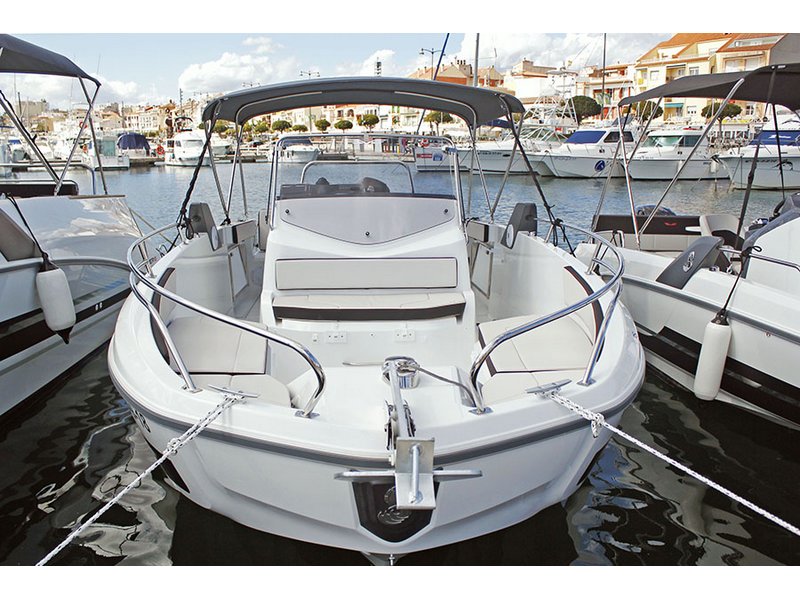 Power boat FOR CHARTER, year 2021 brand Beneteau and model 7.7 Spacedeck, available in Club Náutico Cambrils Cambrils Tarragona España